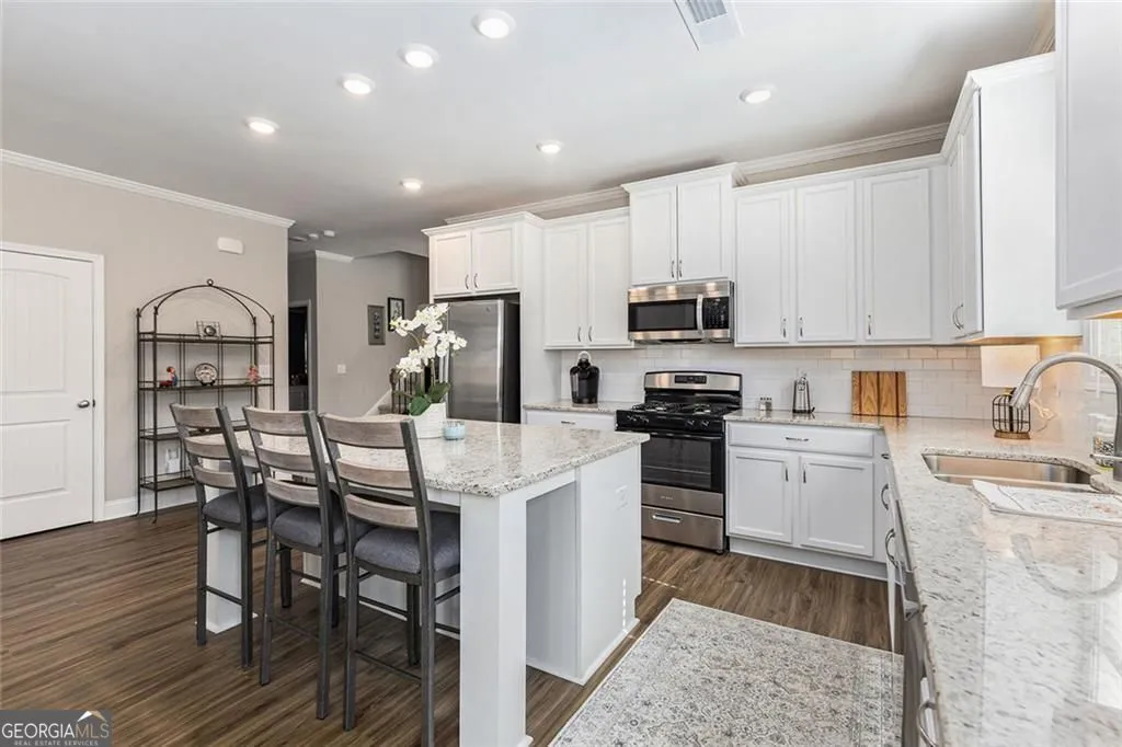 87 Colonial Ter — photo 3 of 26