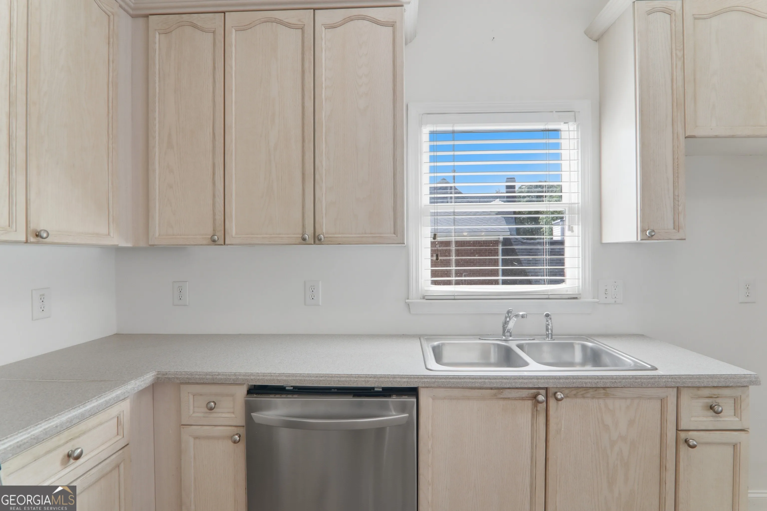 2320 Washington Dr — photo 10 of 46