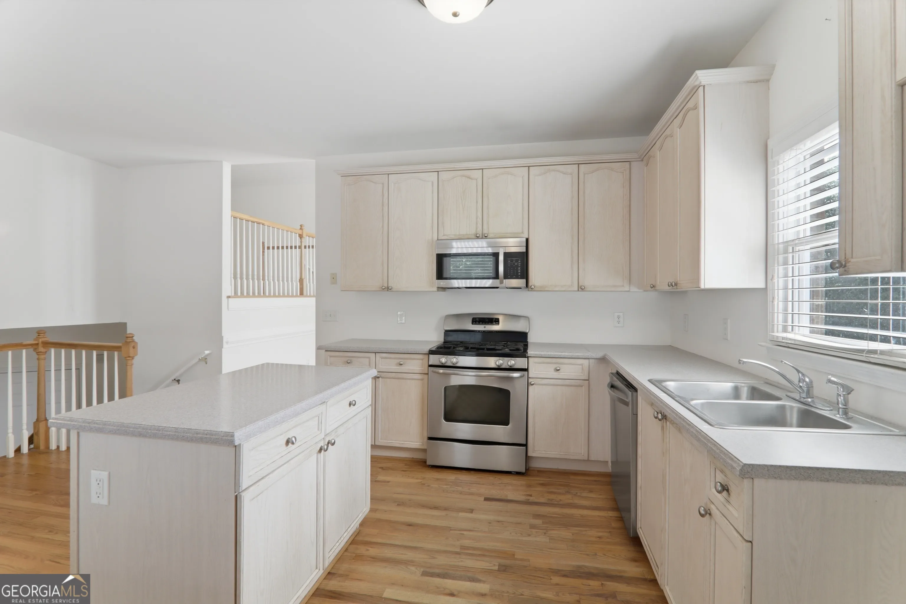 2320 Washington Dr — photo 8 of 46