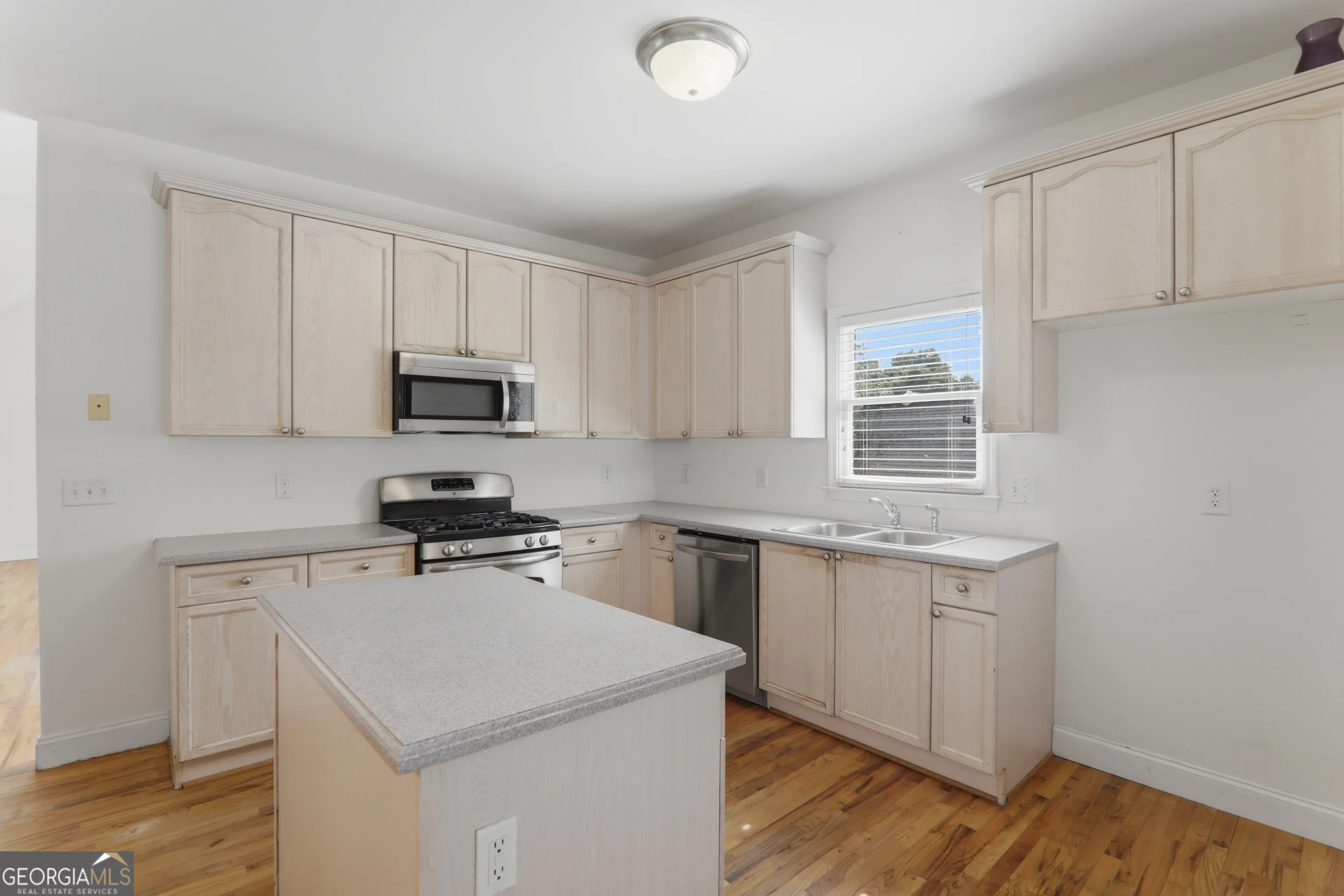2320 Washington Dr — photo 7 of 46