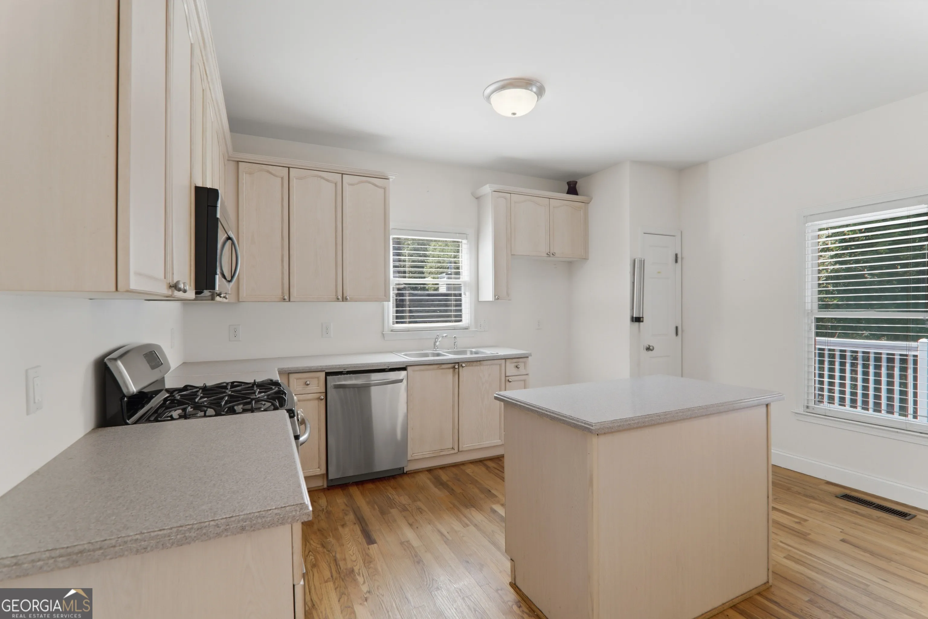 2320 Washington Dr — photo 6 of 46