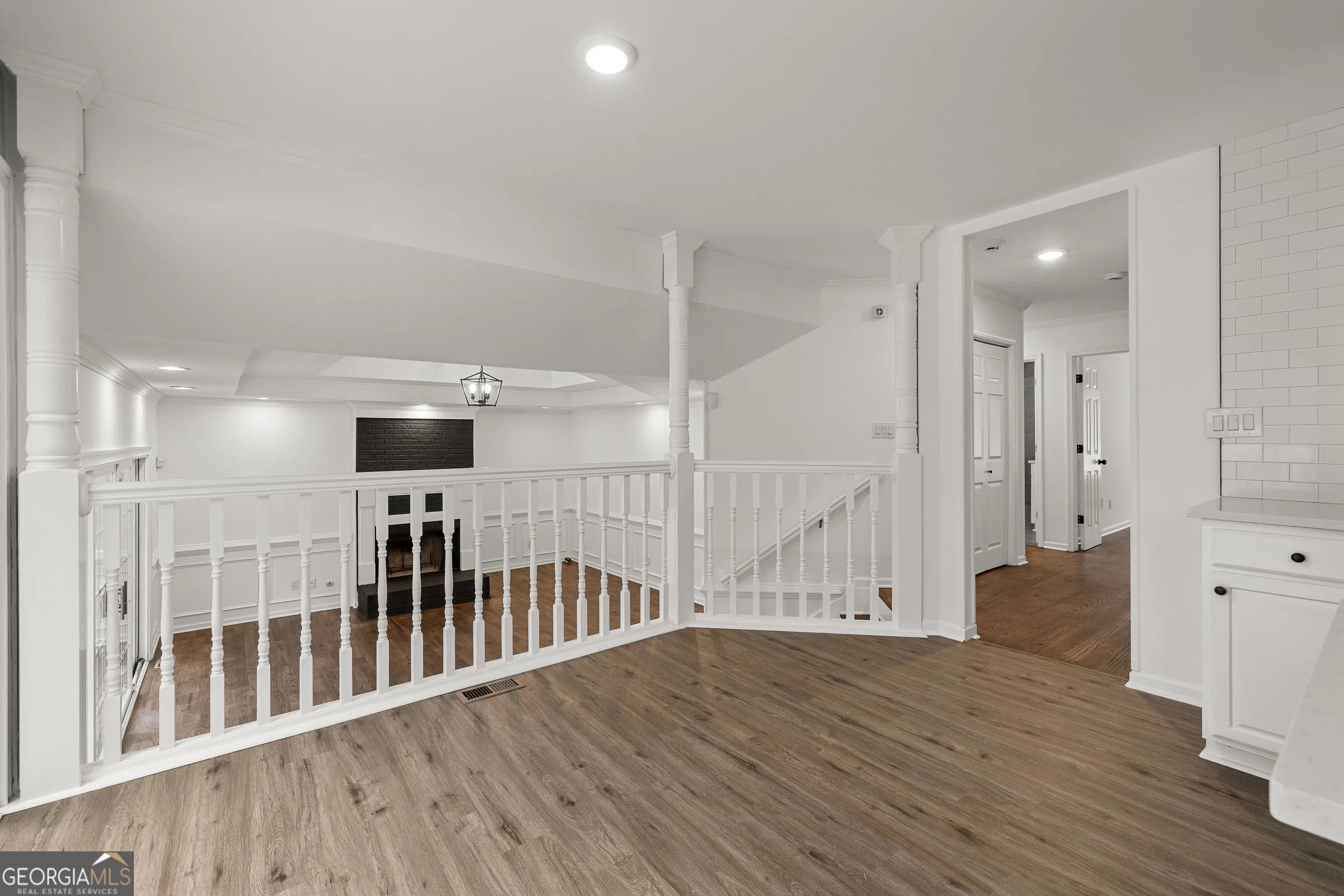 5302 Greenway Dr — photo 9 of 81