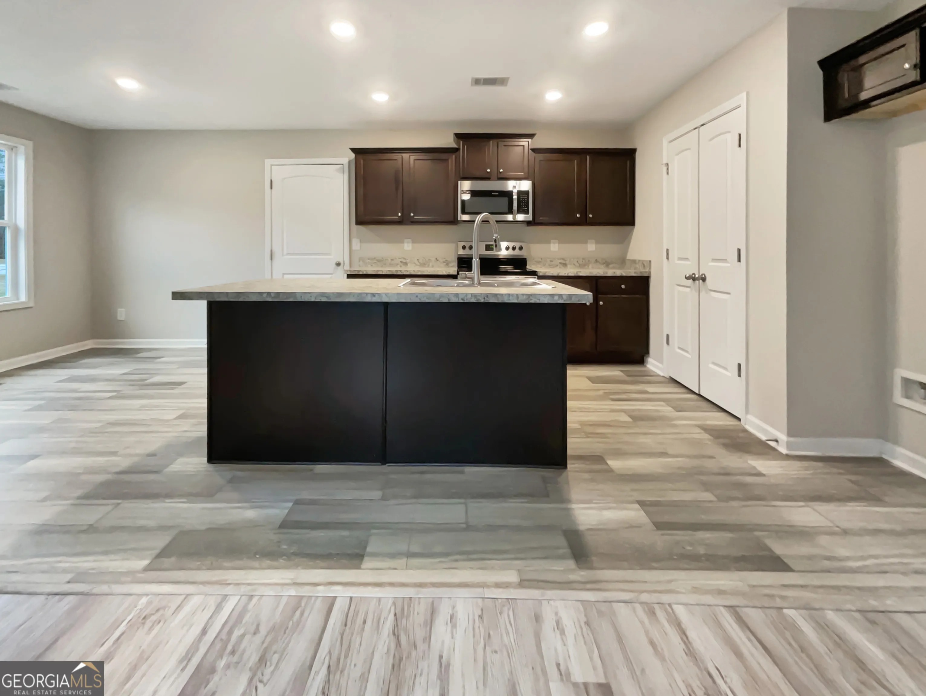 232 Cynthia Ct — photo 3 of 21