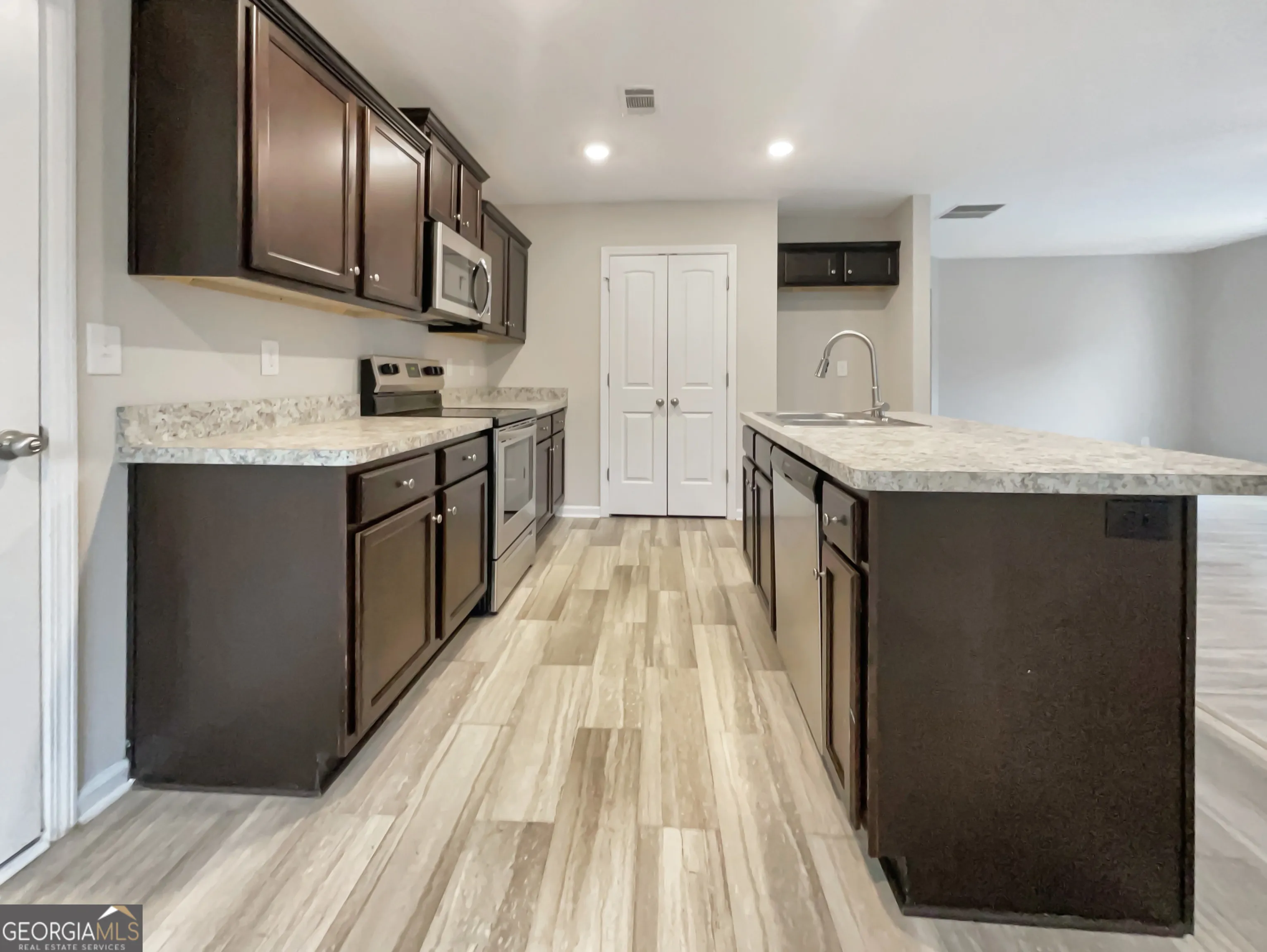 232 Cynthia Ct — photo 2 of 21