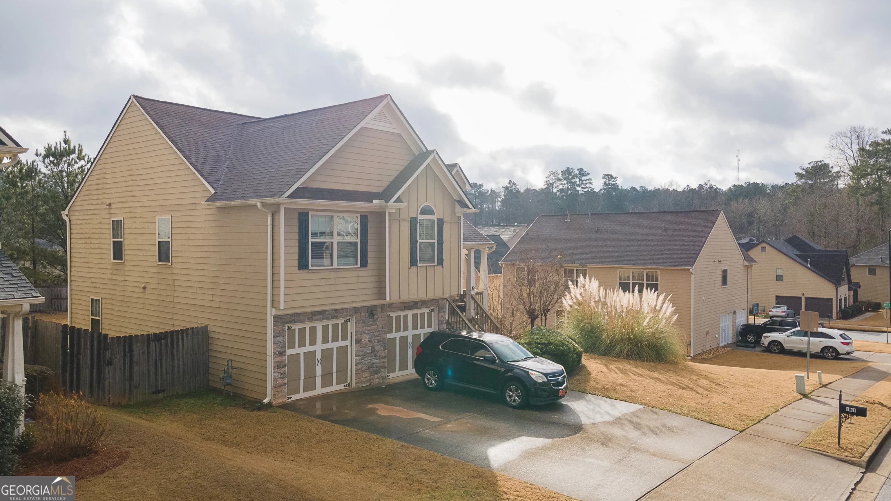1066 Mcduffie Cir — photo 2 of 55