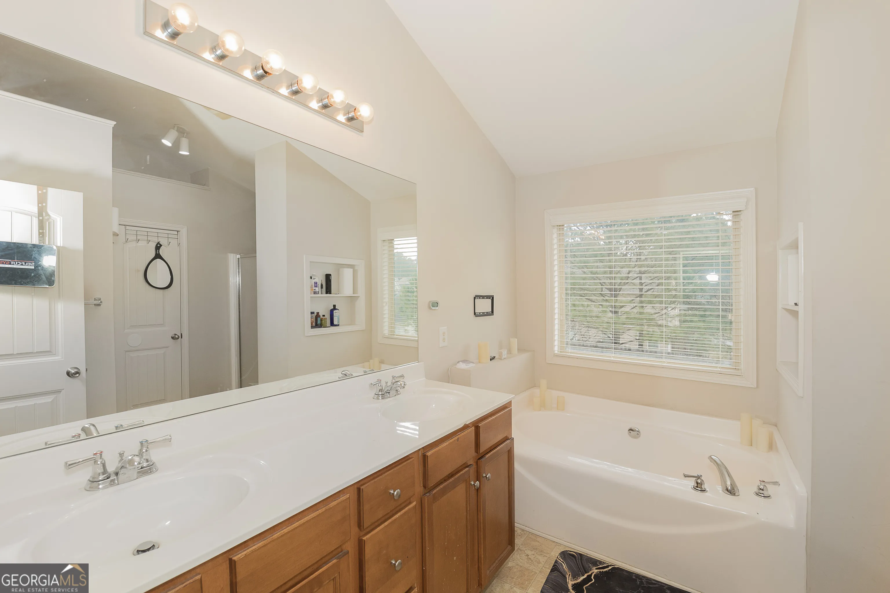 1066 Mcduffie Cir — photo 14 of 55