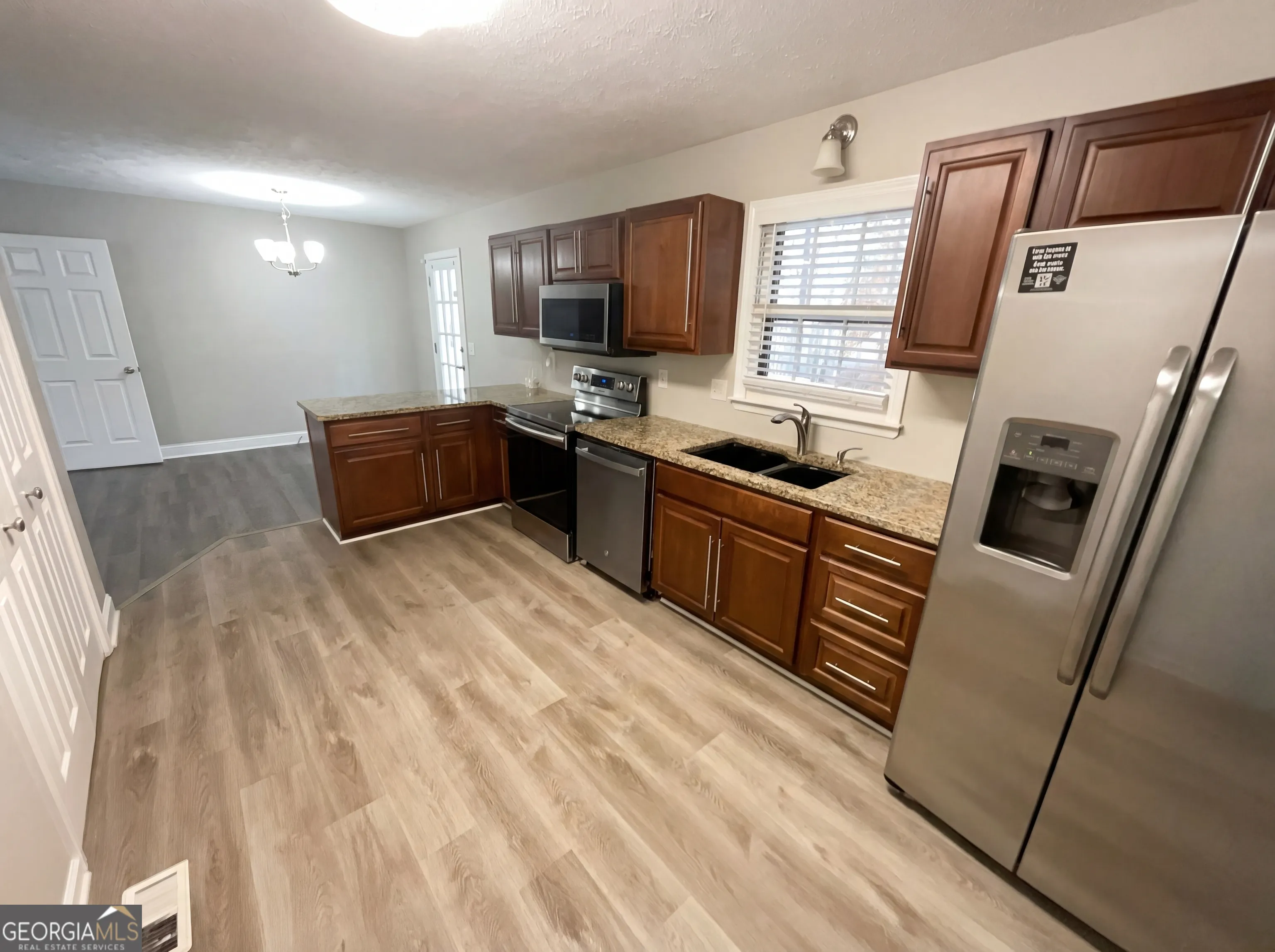 10 King Dr — photo 2 of 17
