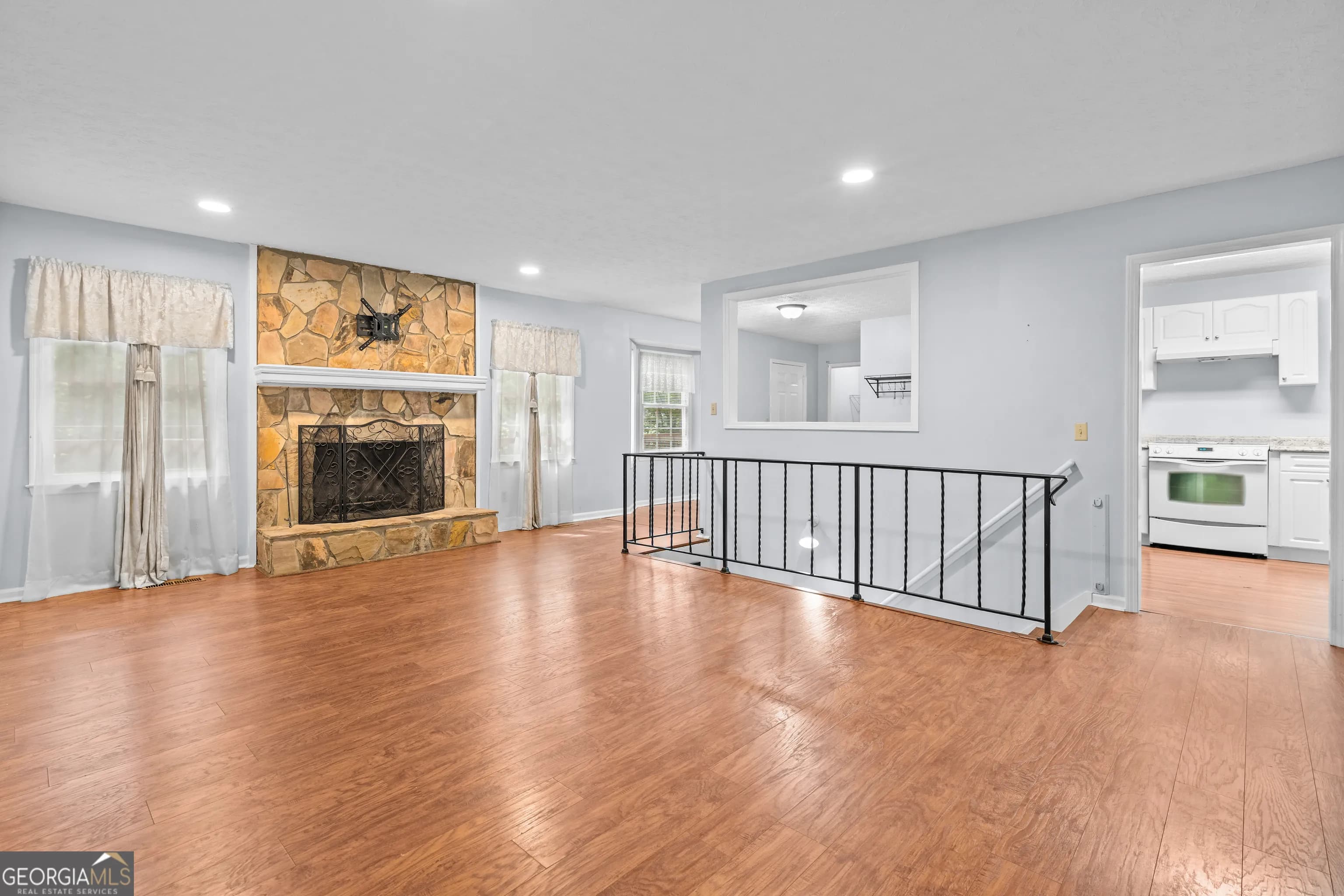 4055 Golfview Dr — photo 15 of 79