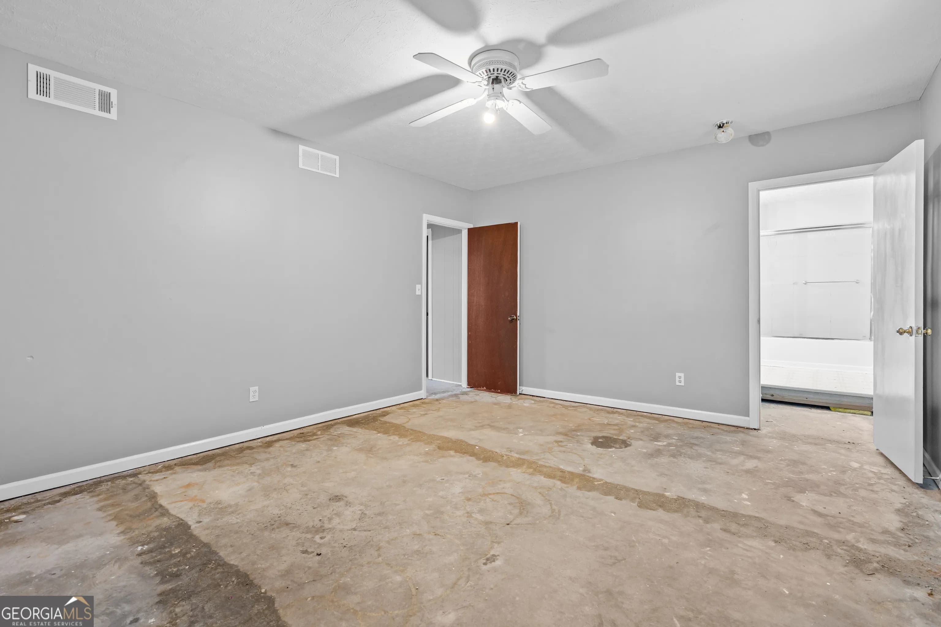 4055 Golfview Dr — photo 3 of 79