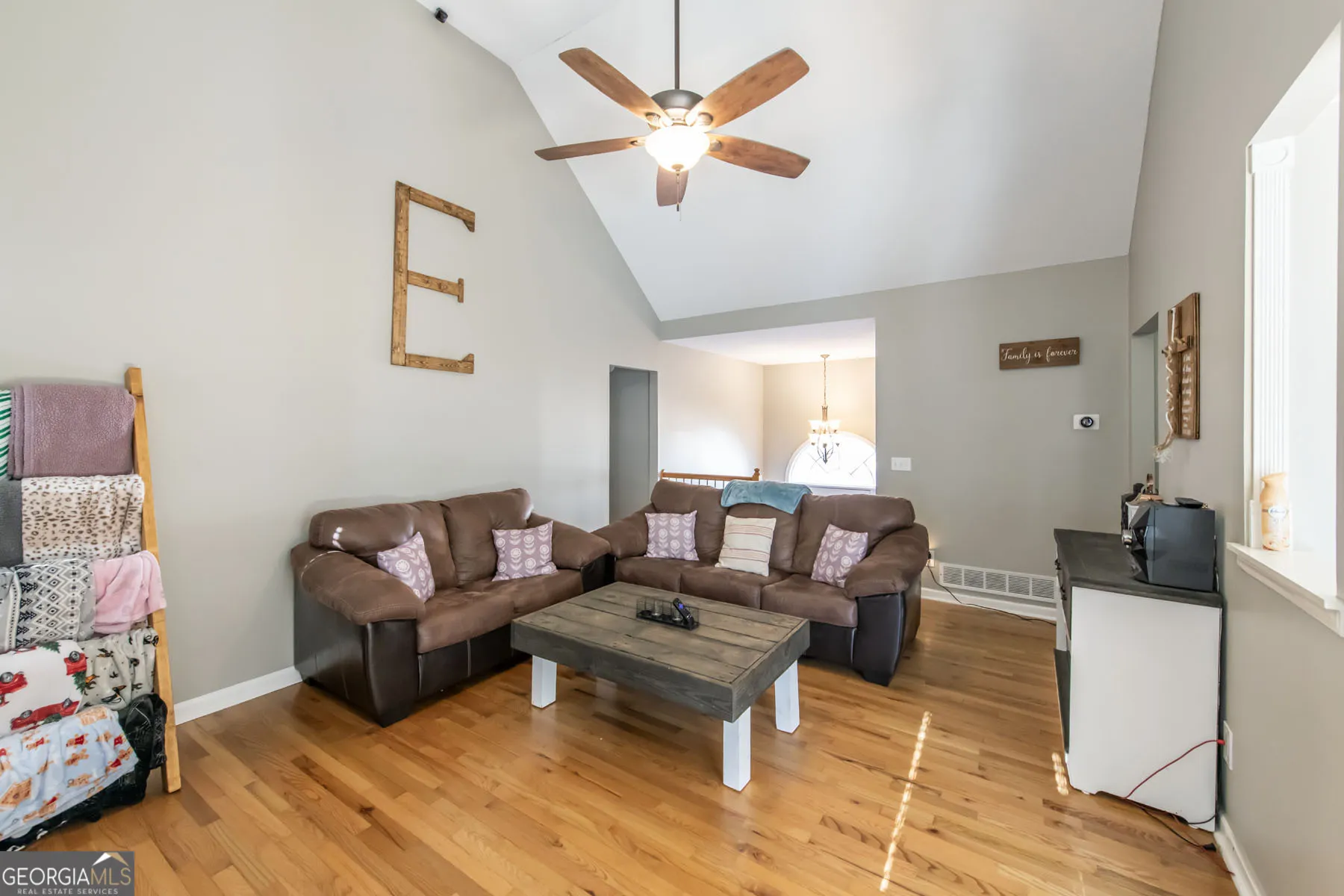 101 Robindale Ln — photo 3 of 32