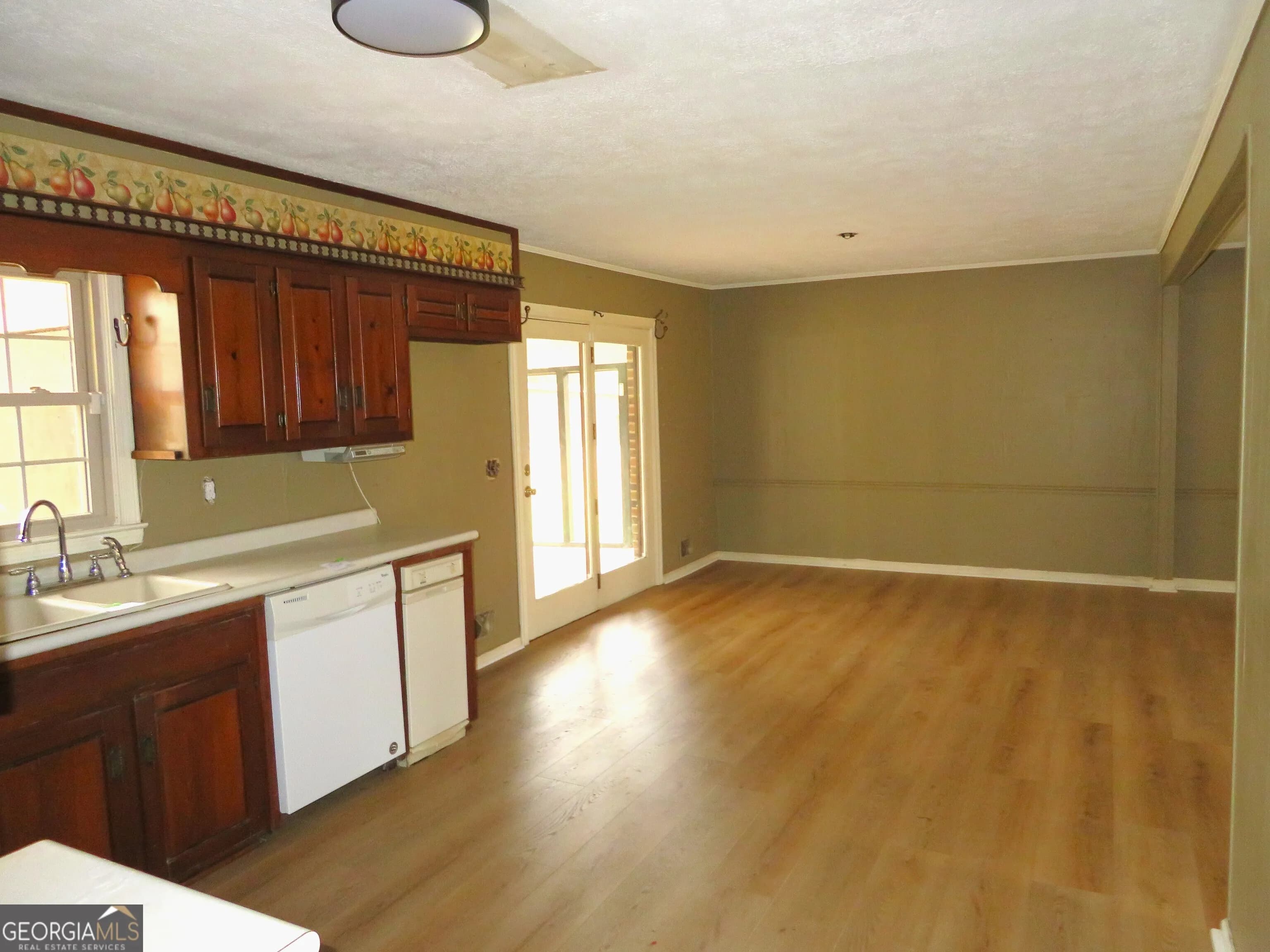 1050 Waddell St — photo 3 of 27