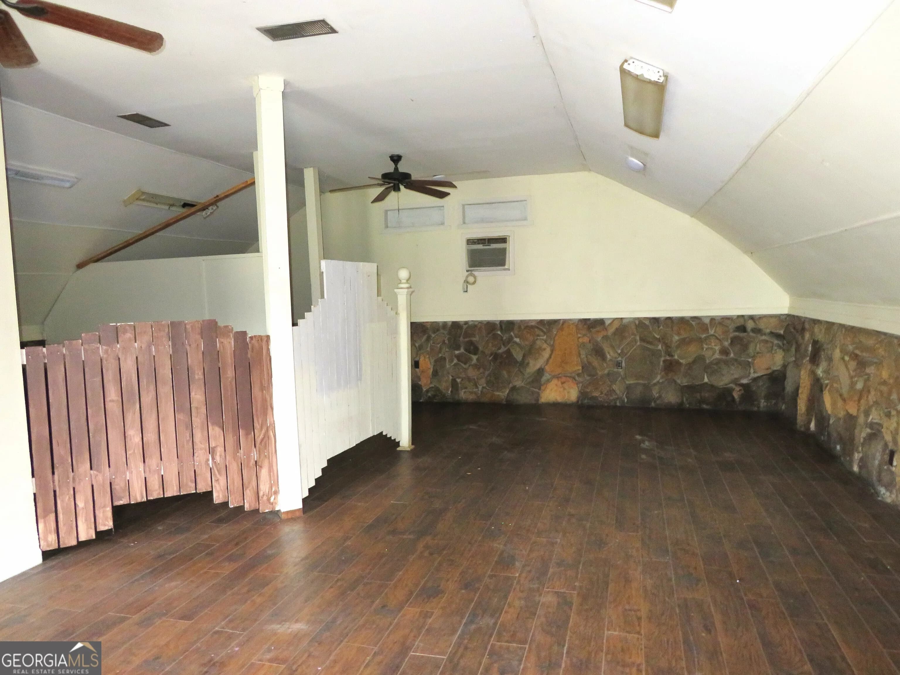 1050 Waddell St — photo 17 of 27