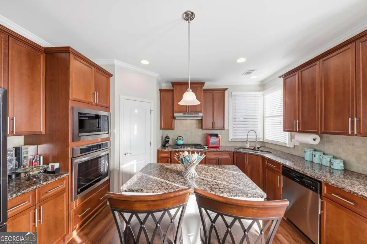 1719 Cromwell Ln — photo 12 of 56