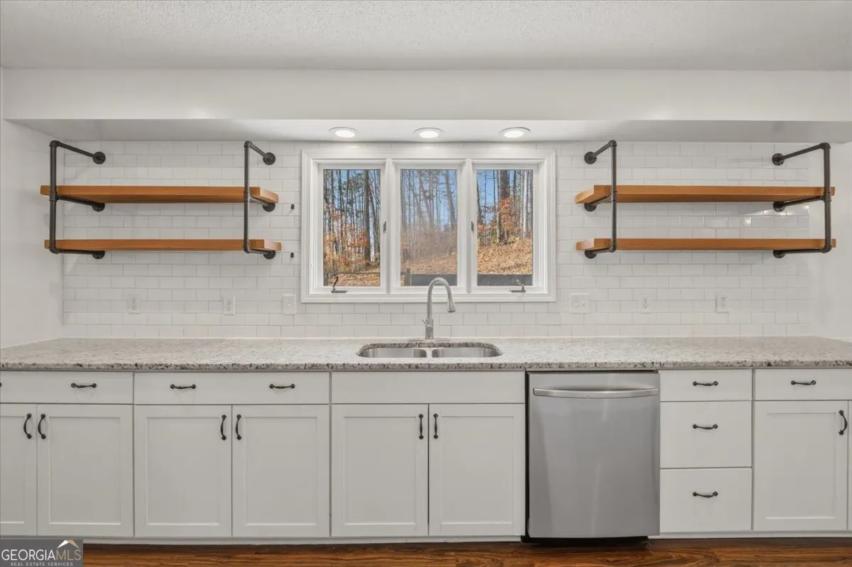 412 Oak Hills Dr — photo 15 of 52