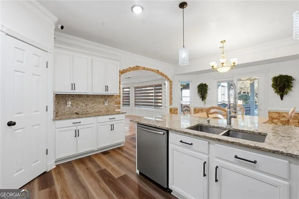 7108 Roselake Cir — photo 11 of 70