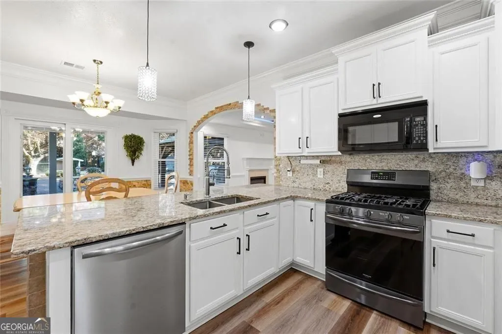 7108 Roselake Cir — photo 10 of 70
