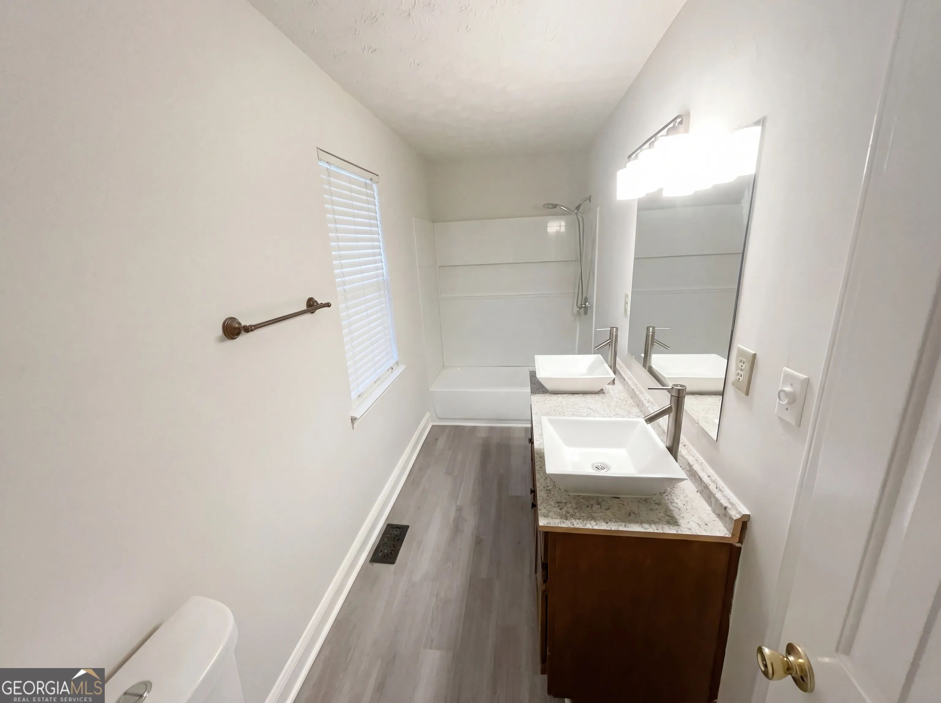 3181 Cedardale Dr — photo 5 of 19