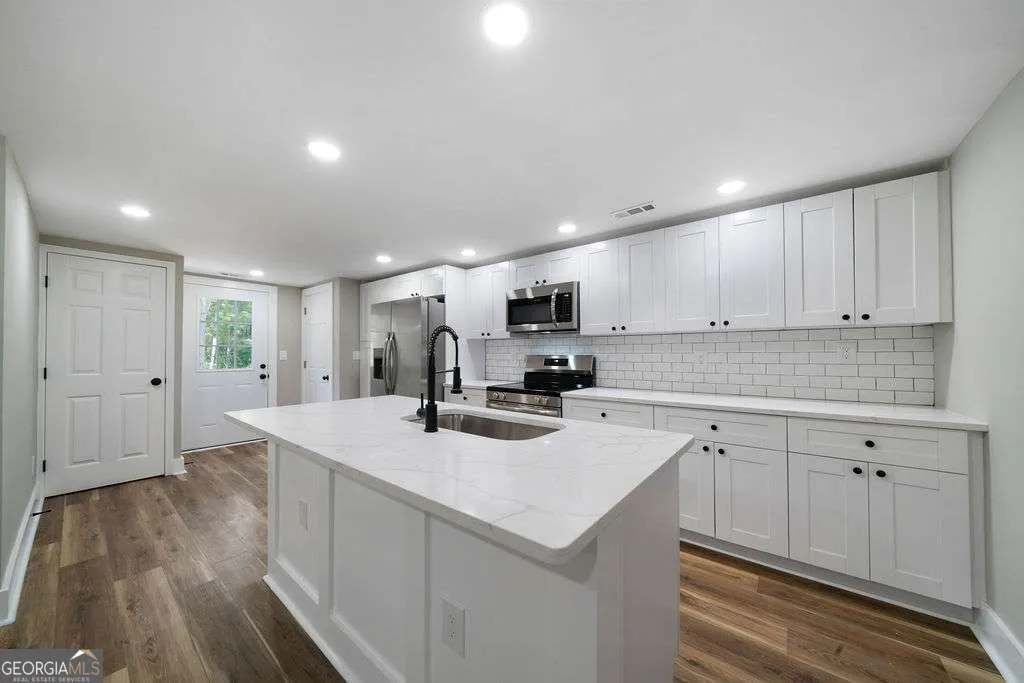 6488 Nebo Rd — photo 4 of 32