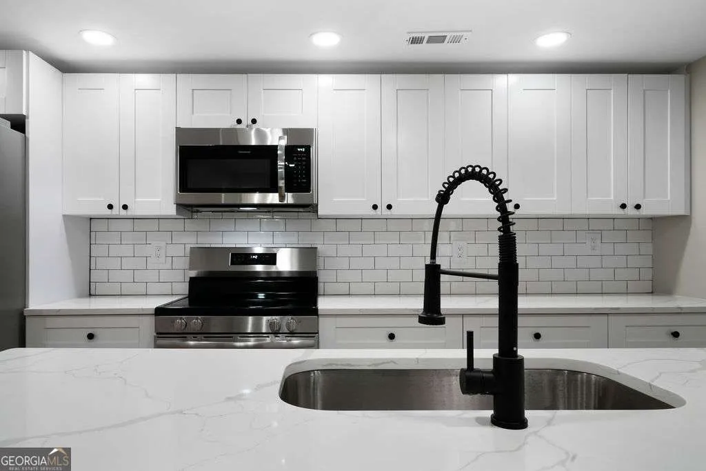 6488 Nebo Rd — photo 9 of 32