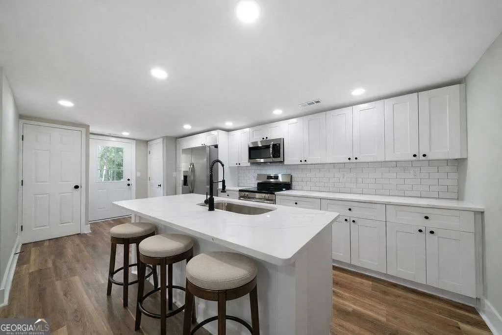 6488 Nebo Rd — photo 3 of 32