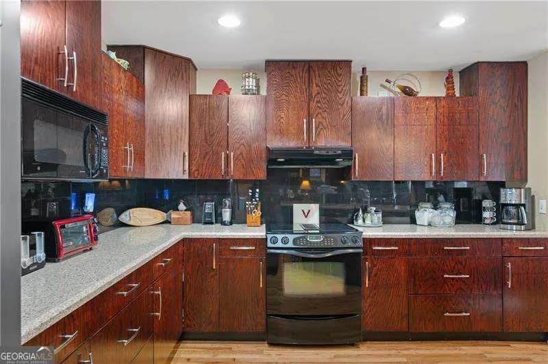 1063 Memorial Dr E — photo 4 of 36