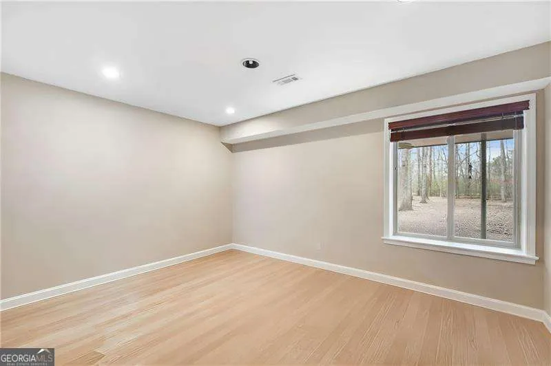 1063 Memorial Dr E — photo 22 of 36