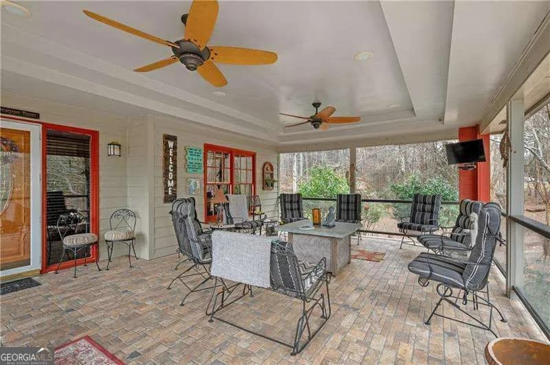 1063 Memorial Dr E — photo 31 of 36