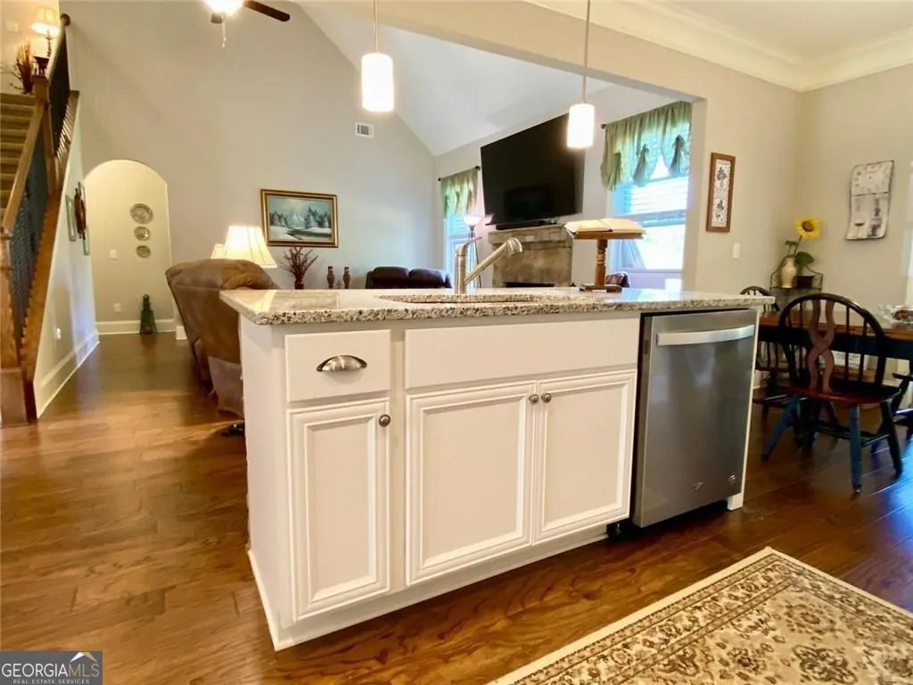 204 Yorkshire Ln — photo 15 of 65