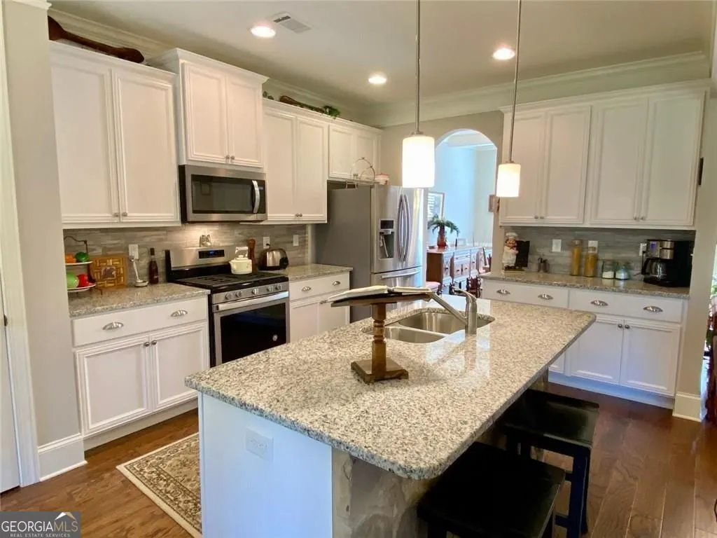 204 Yorkshire Ln — photo 10 of 65
