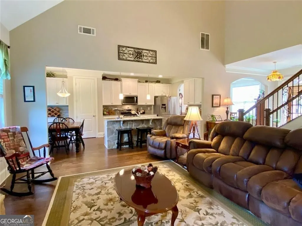 204 Yorkshire Ln — photo 9 of 65