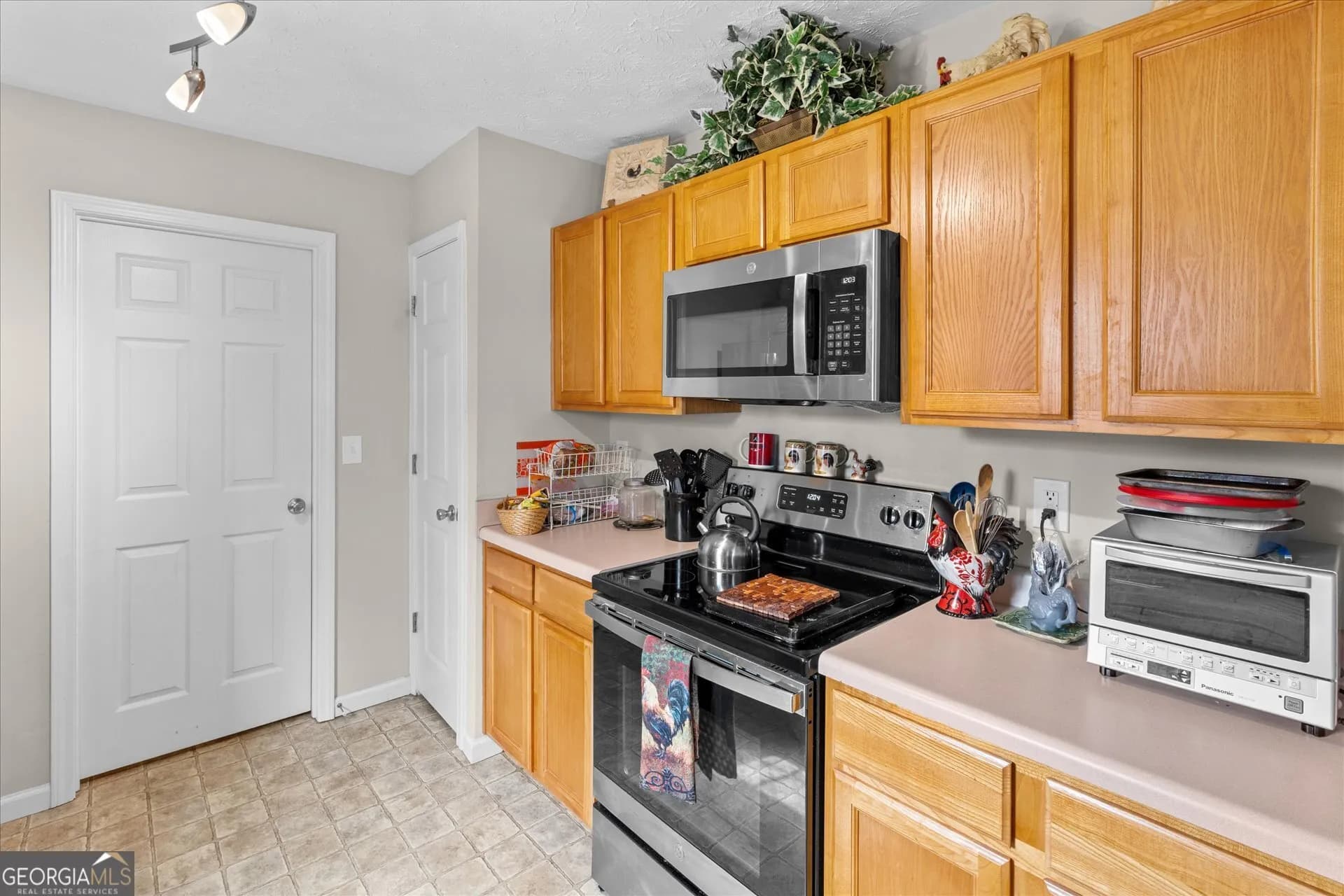 7338 S Mitchell Ct — photo 4 of 28