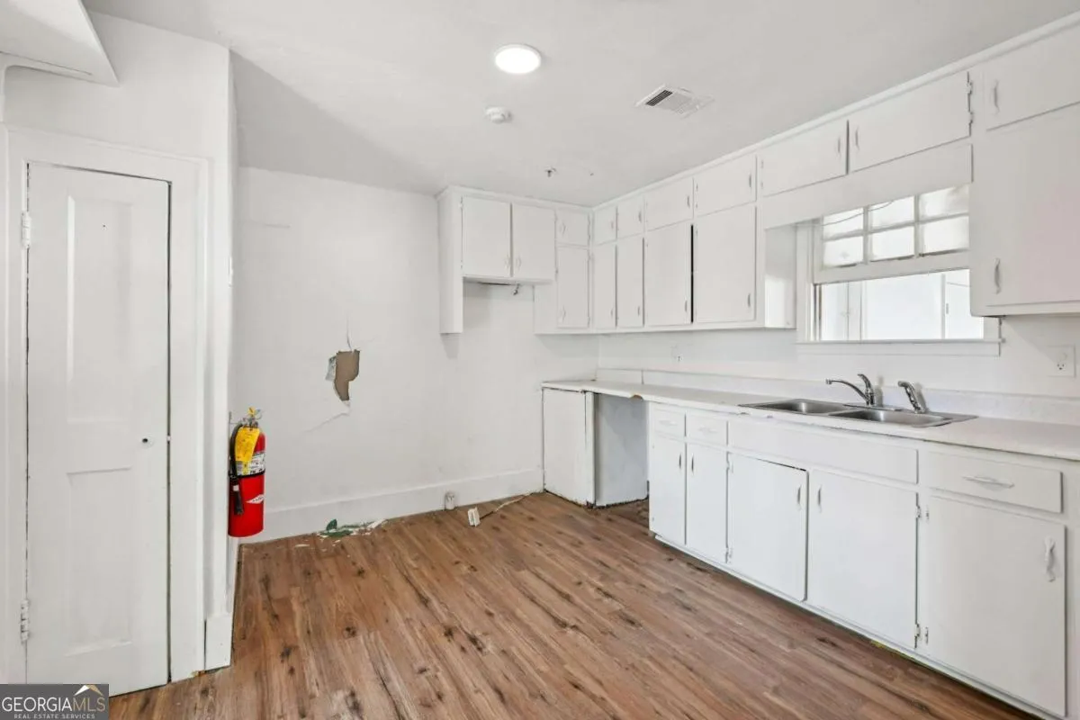 824 Temple Rd — photo 7 of 63