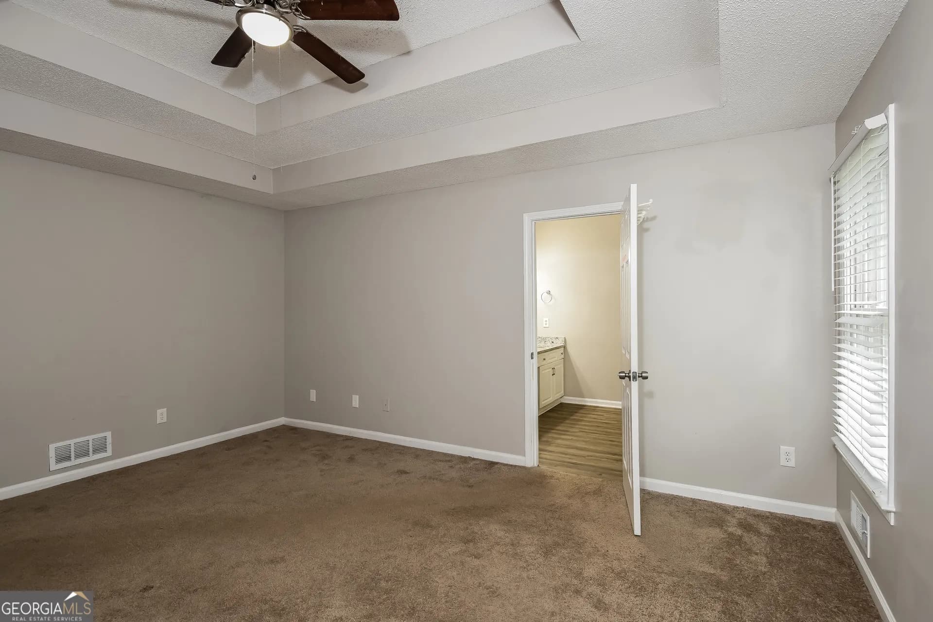 129 Wellington Ct — photo 4 of 22