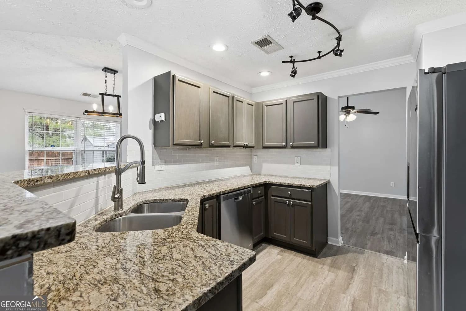 9880 Rivercliff Ln — photo 9 of 52