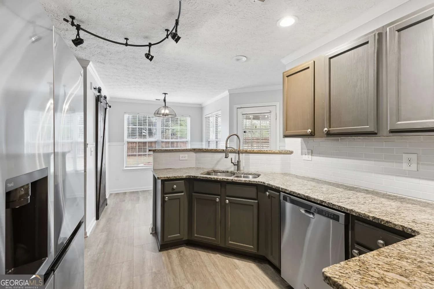 9880 Rivercliff Ln — photo 10 of 52