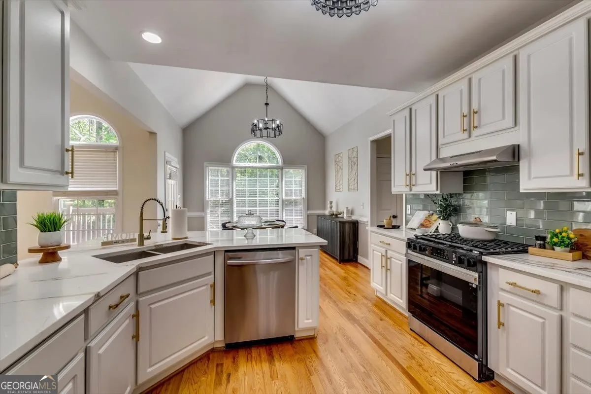 4315 Rosemont Dr — photo 4 of 47