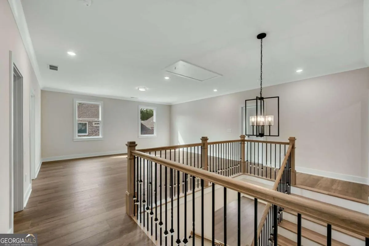 402 Manchester Ln — photo 11 of 63