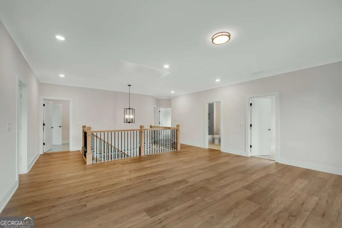 402 Manchester Ln — photo 12 of 63