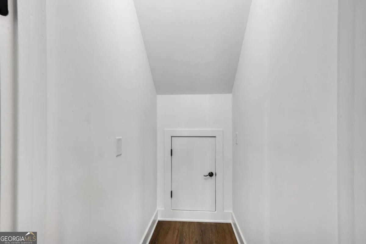 402 Manchester Ln — photo 10 of 63