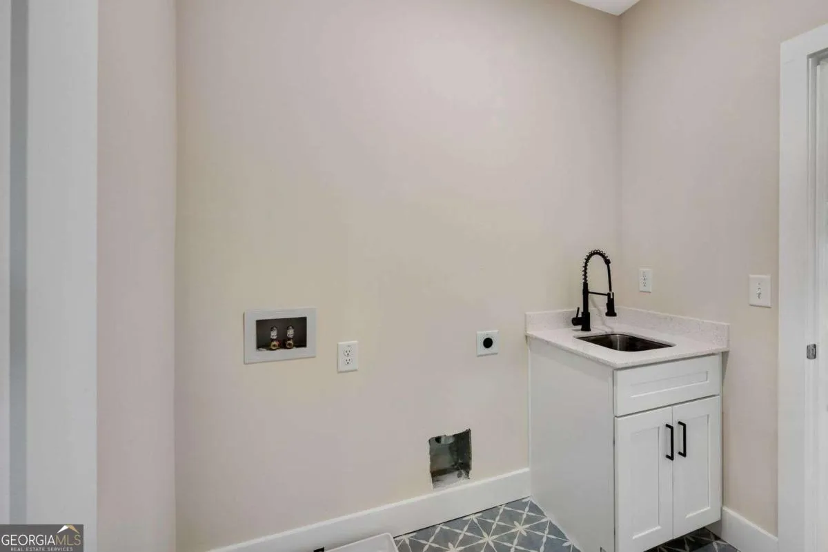 402 Manchester Ln — photo 23 of 63