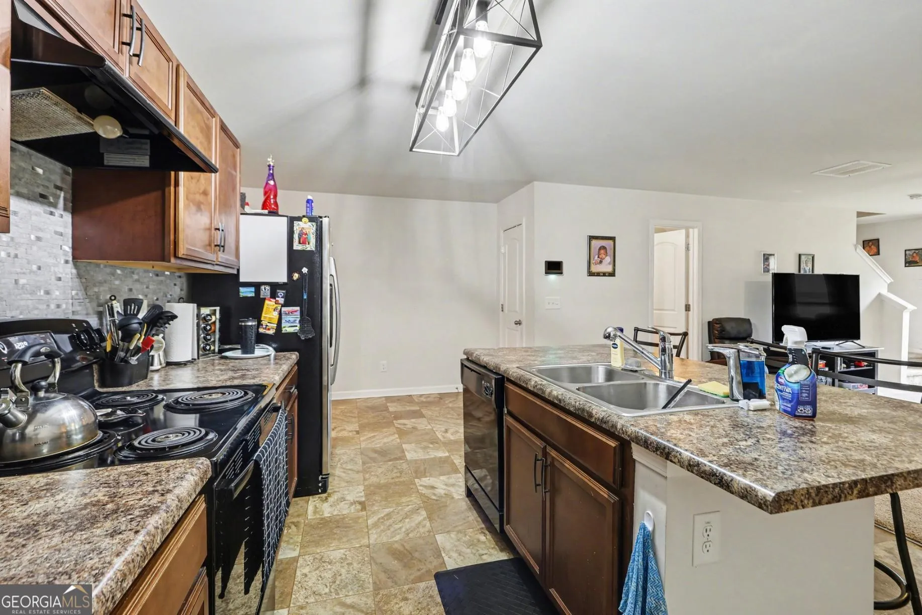 409 Erin Ct — photo 3 of 29