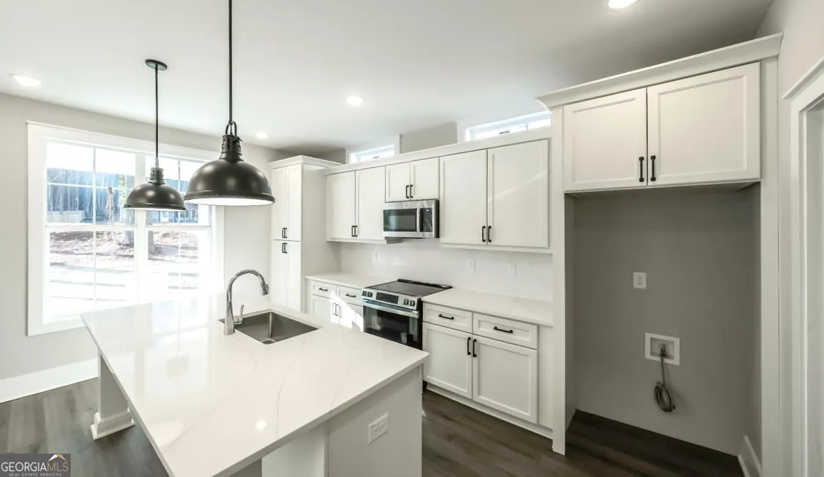 479 West Ave — photo 3 of 43
