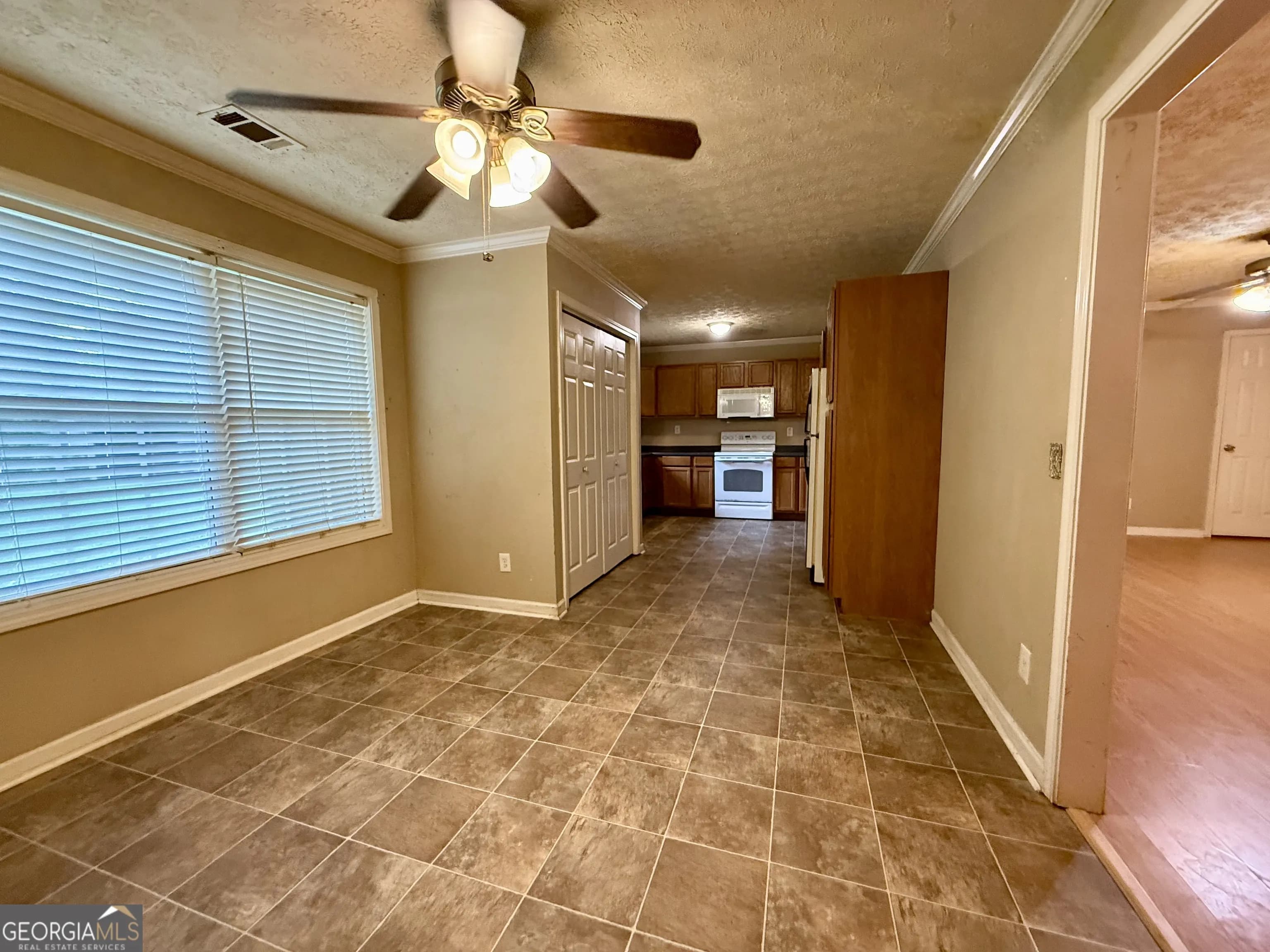208 Donna Ln — photo 3 of 18