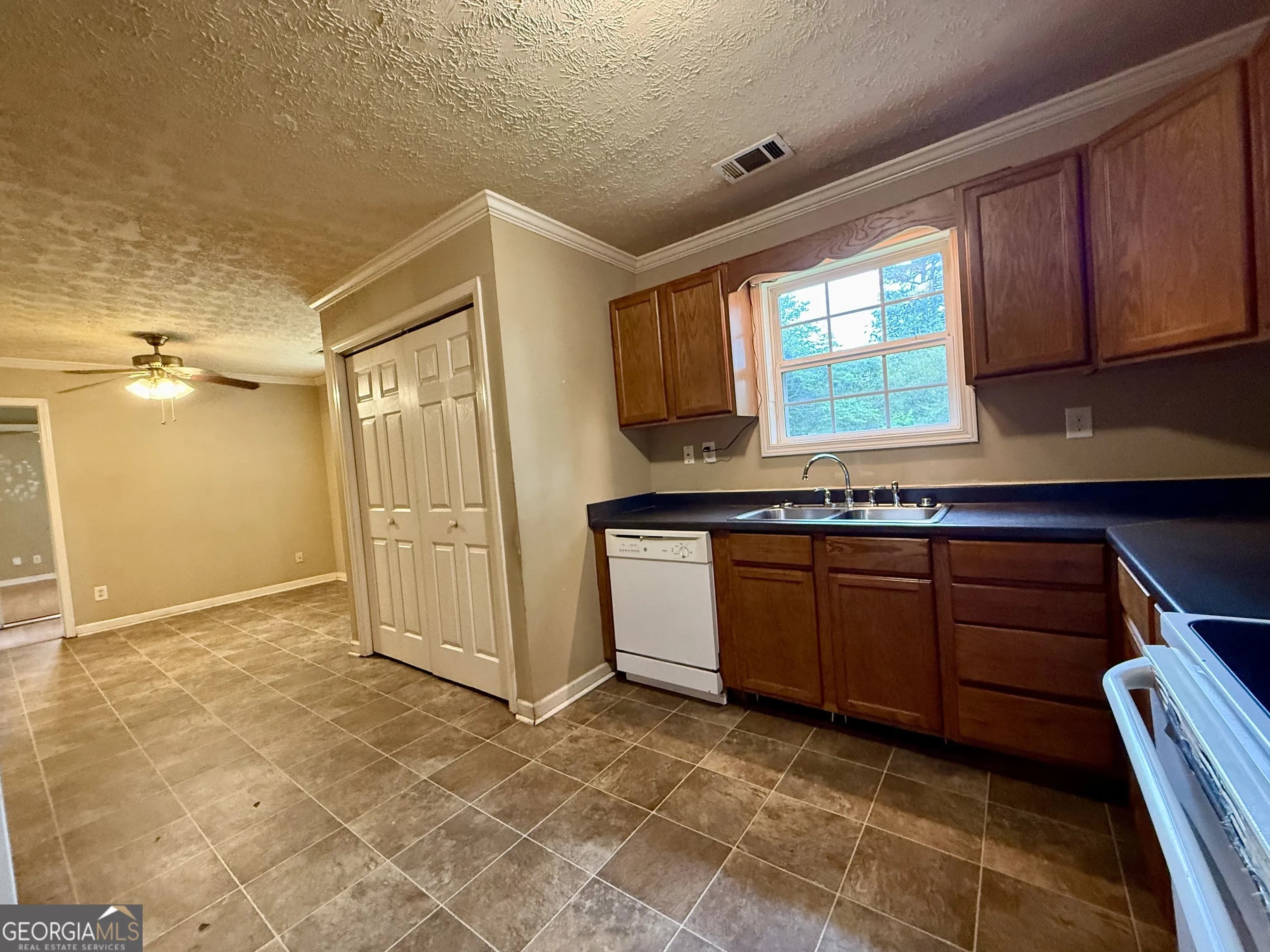 208 Donna Ln — photo 5 of 18