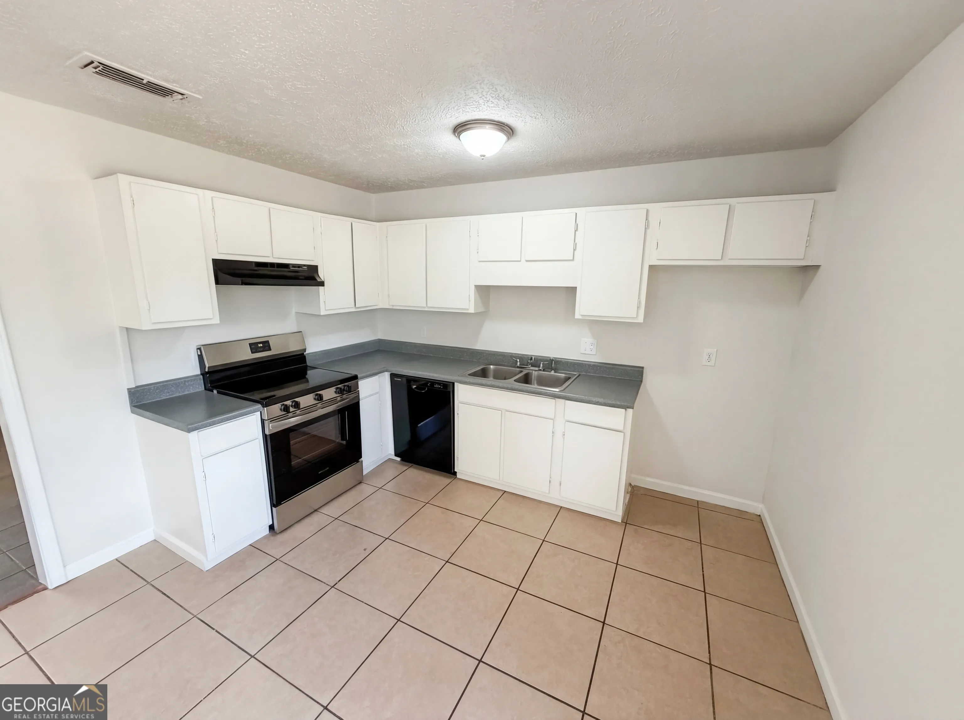 2405 Eric Ln — photo 2 of 19