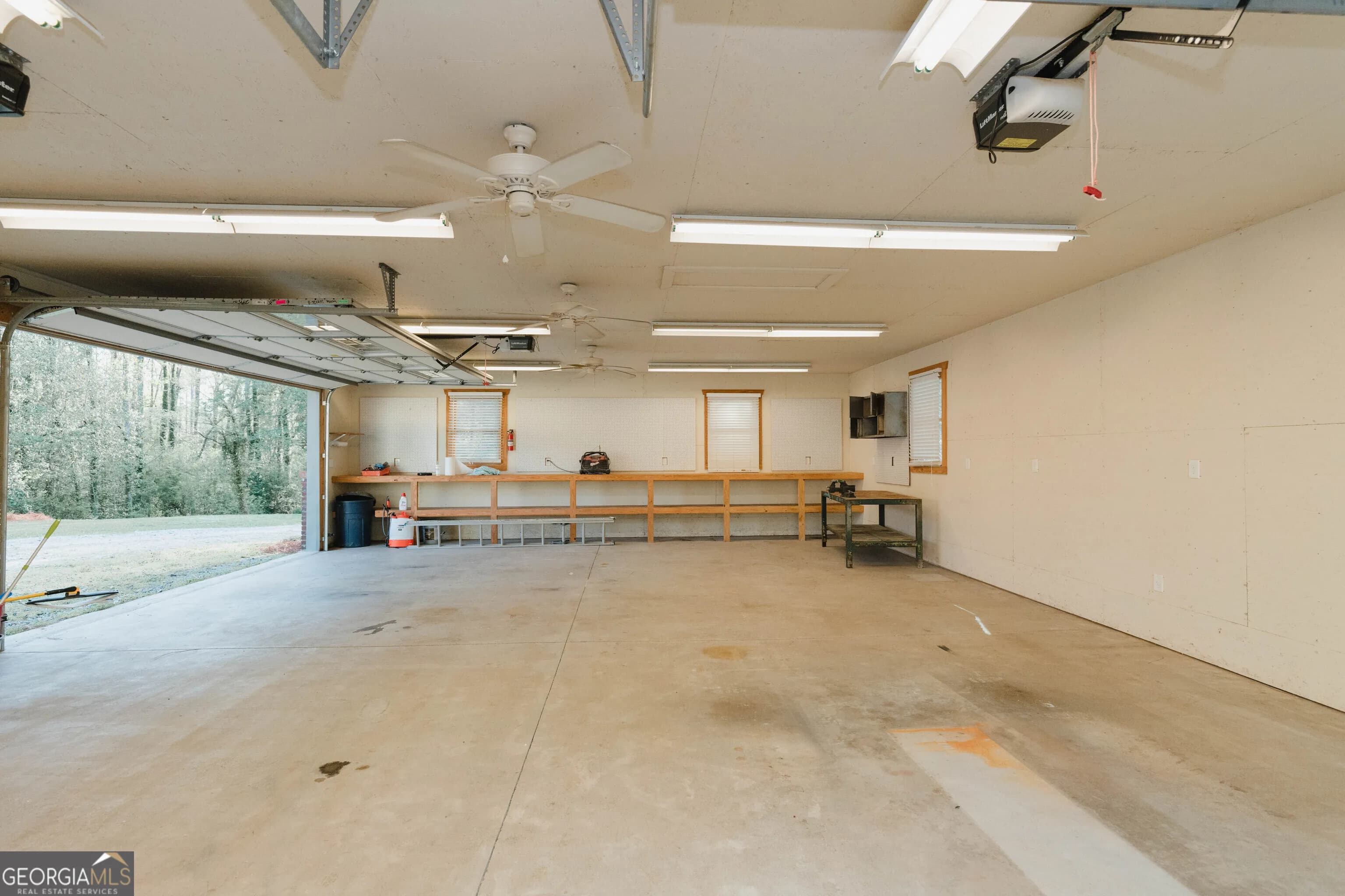 190 Fairlawn Dr — photo 4 of 103