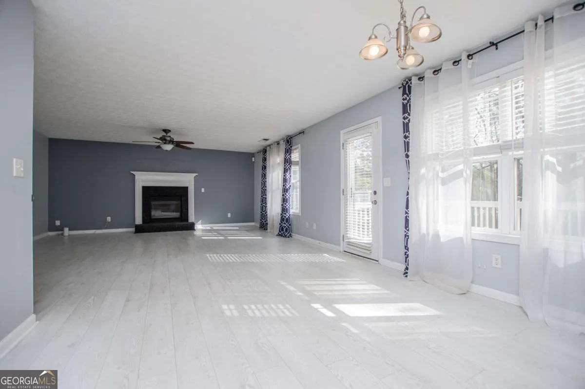 728 Sycamore Dr — photo 4 of 44
