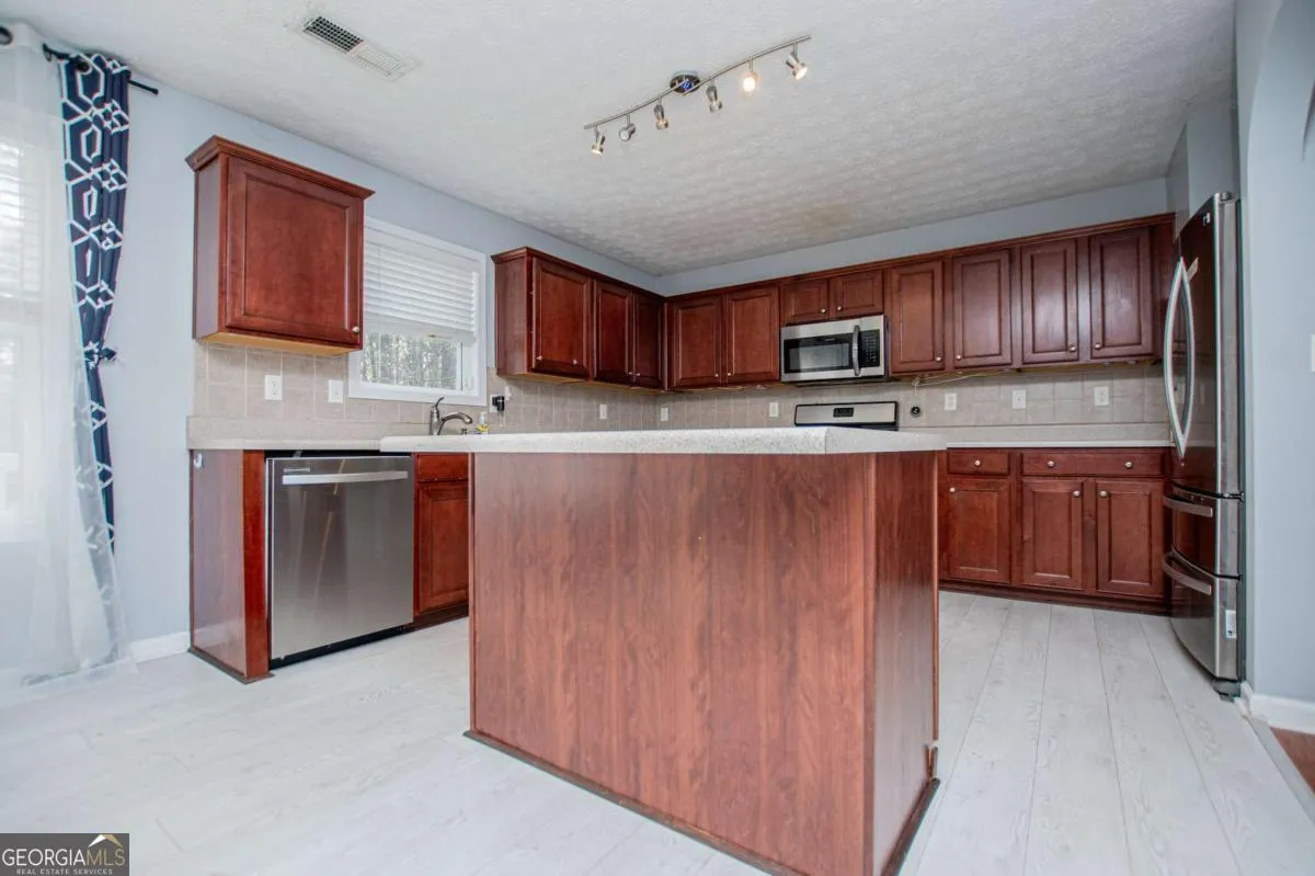 728 Sycamore Dr — photo 9 of 44