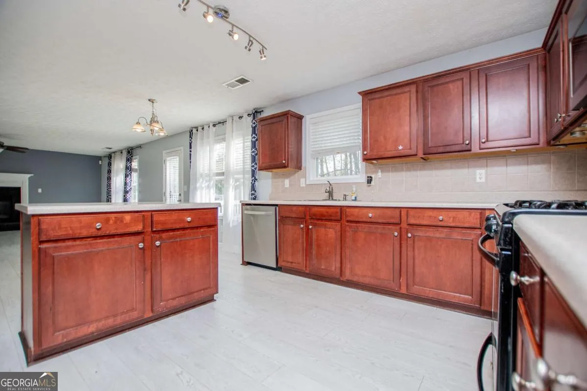 728 Sycamore Dr — photo 11 of 44
