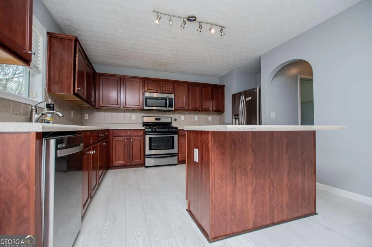 728 Sycamore Dr — photo 8 of 44